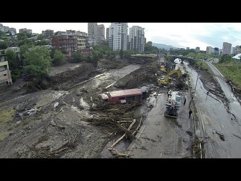 فيديو الفيضانات تقتل 12 شخصًا في جورجيا