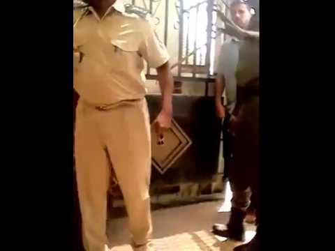 شاهد جندي جيبوتي يوبخ لاجئين يمنيين