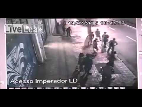 بالفيديو لحظة دفع رجل أمام حافلة في البرازيل