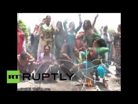 طائفة من المتحولين جنسيا تهاجم الشرطة والمارة