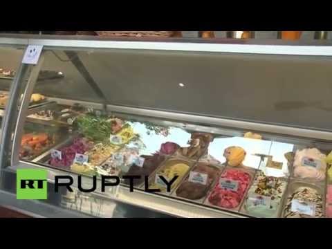 مدفيديف يزور مصنعا للحلويات في القرم