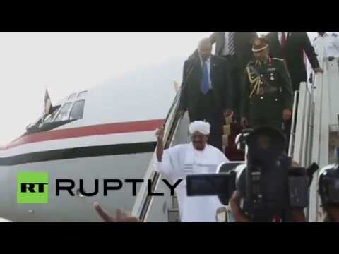 البشير يعود إلى الخرطوم من جنوب أفريقيا