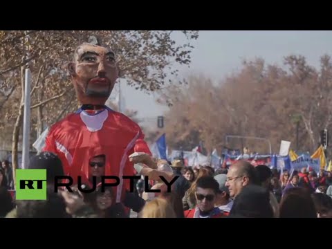 متظاهرون في تشيلي يصرون على حقهم في التعليم المجاني