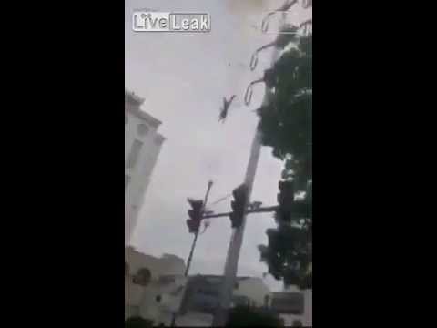 فيديو رجل يتعرض للصعق ويسقط من أعلى عمود كهربائي