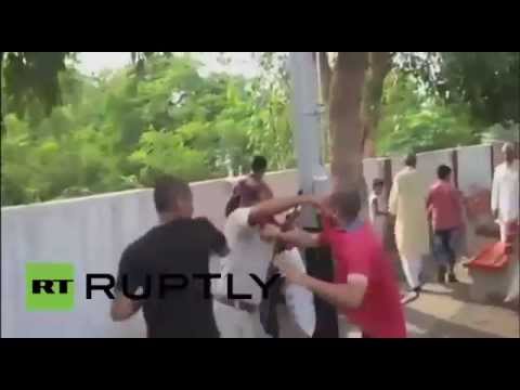 شاهد ركاب قطار يلقنون شرطيًّا علقة ساخنة