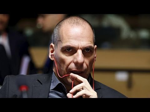 شاهد اليونانيون يسحبون أرصدتهم من المصارف