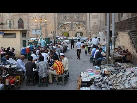 شاهد المصريون يستقبلون رمضان وسط شعور بالتفاؤل