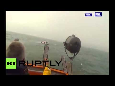 شاهد بالفيديو غرق مركب في بحر المانش