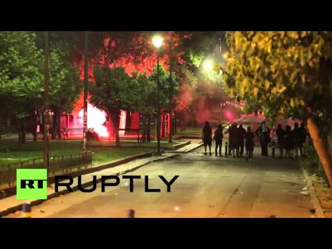 شاهد اشتباكات بين فوضويين والشرطة في أثينا