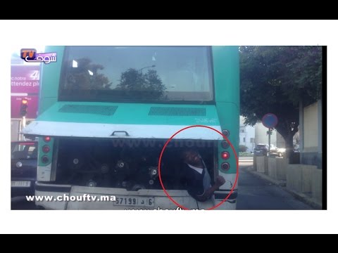 شاهد شاب يسافر في محرك الحافلة