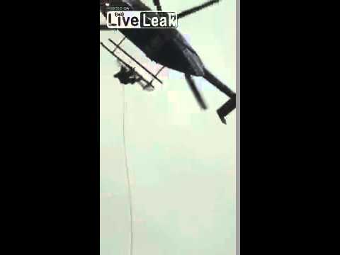 شاهد لحظة سقوط شرطي مكسيكي من مروحية