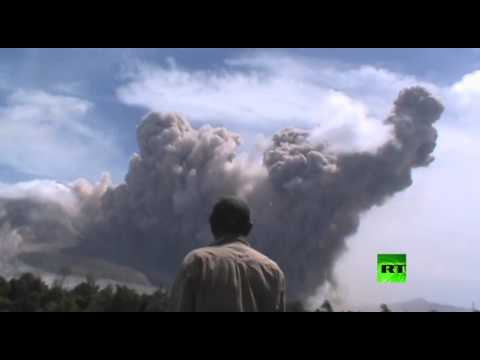 شاهد صور لثوران بركان في إندونيسيا