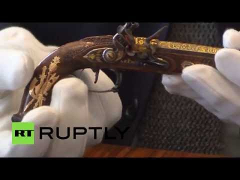 شاهد مسدسان لنابليون يعرضان للبيع بنحو مليوني دولار