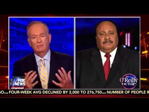 فيديو الشيطان الأحمر ينقذ زميله بعد تعثر فتح مظلته