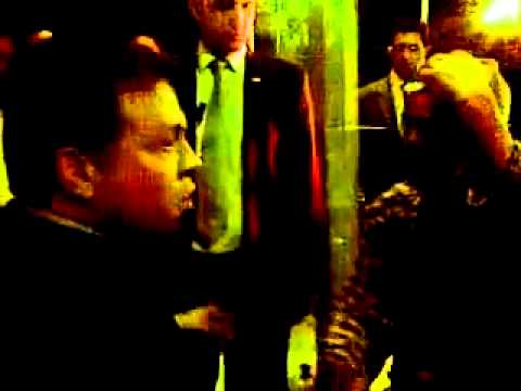 شاهد الملك عبدالله يوقف موكبه للاطمئنان على مواطن