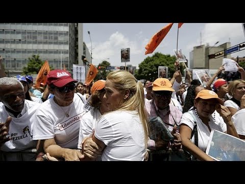 فيديو المعارضة الفنزويلية تطالب بالإفراج عن السجناء السياسيين