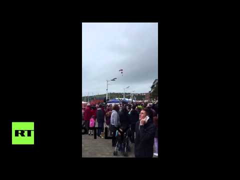 شاهد سقوط درامي لأحد مظليي القوات البريطانية