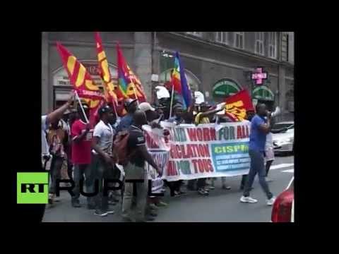 بالفيديو المهاجرون يحتجون على سياسة الهجرة الأوروبية على الحدود الفرنسية الإيطالية