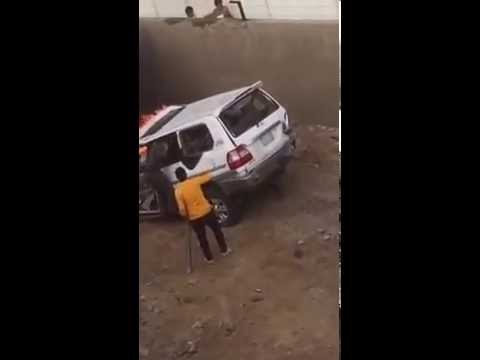 شاهد مواطنون ينقذون سائقًا من بين النيران