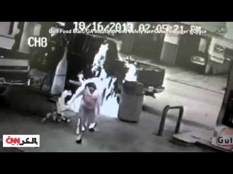 شاهد رجل يحرق زوجته في محطة بنزين