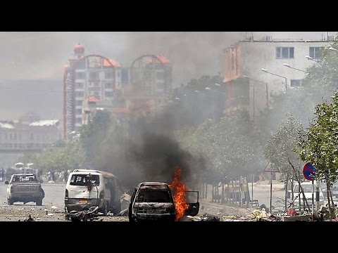بالفيديو انفجار عنيف أمام مبنى البرلمان الأفغاني