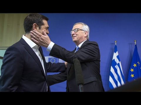 شاهد رئيس المفوضية الأوروبية يداعب رئيس الوزراء اليوناني بضربه على الخد
