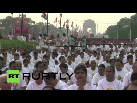 شاهد رئيس الوزراء الهندي يتصدر فعالية ممارسي اليوغا