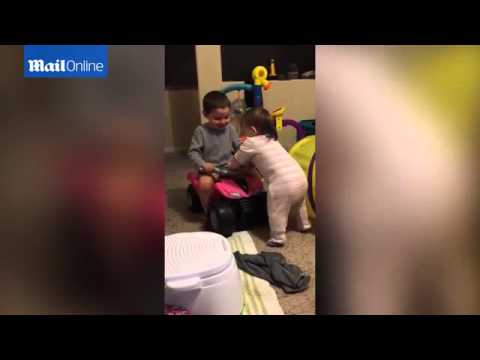 بالفيديو طفل يعلم شقيقته المشي بطريقة طريفة