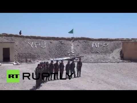 شاهد مقاتلو حماية الشعب يحمون حاجزا في تل براك