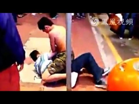 بالفيديو مشاجرة بالأيدي بين سائحين بسبب تاكسي