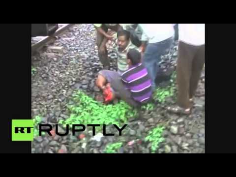 شاهد حادث لعامل في سكة حديد كلكوتا الهندية