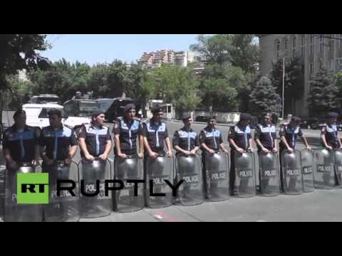 شاهد احتجاجات يريفان متواصلة والشرطة تنتشر