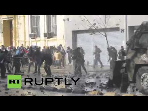 شاهد اشتباكات بين الشرطة ومحتجين في تشيلي