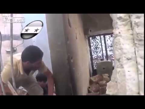 بالفيديو لحظة انفجار قنبلة في وجه 5 رجال