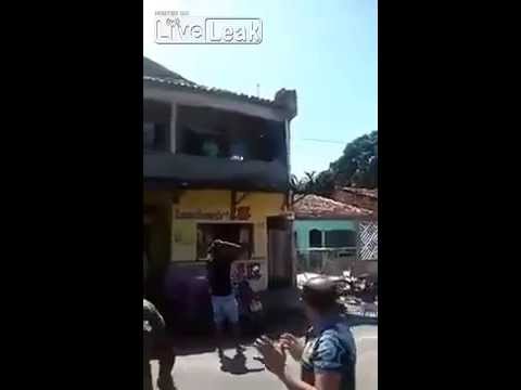 فيديو شاب يحاول إنقاذ صديقه من الصعق