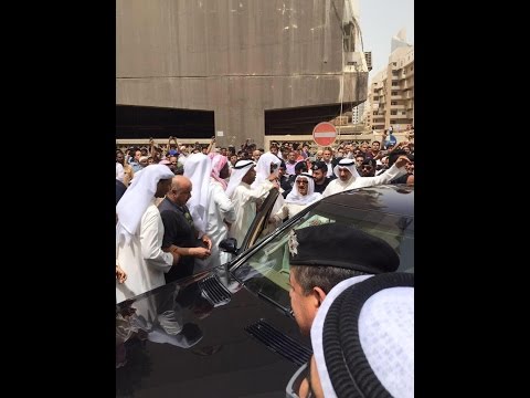 أمير الكويت يزور موقع تفجير مسجد الصادق