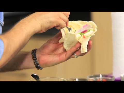 فيديو طريقة عمل سندوتش بيض بسلطات الإفطار