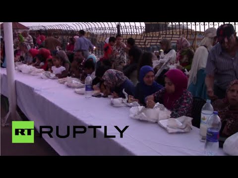 شاهد الإسكندرية تسعى نحو غينيس بأطول مائدة إفطار