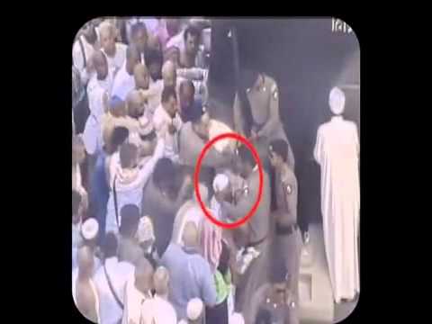 شاهد شرطي يُقبّل جبين معتمر مسن ويساعده