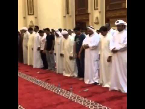 شاهد صلاة المغرب في موقع انفجار مسجد الصادق