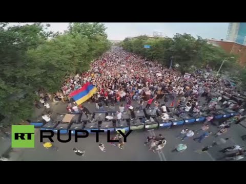 شاهد المتظاهرون يصرون على التظاهر وسط يريفان