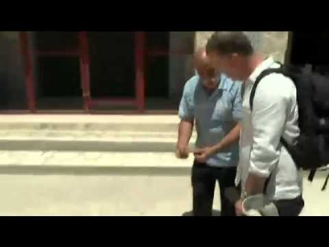 شاهد عامل يستخدم السيراميك في مواجهة منفذ مذبحة سوسة