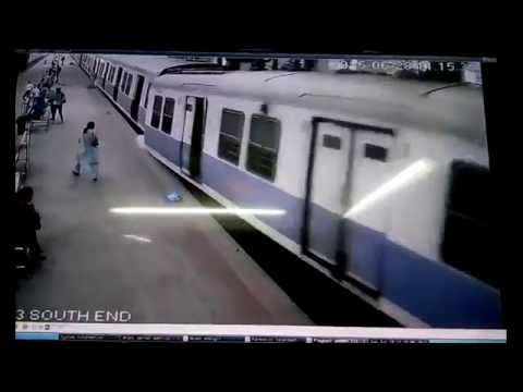 شاهد لحظة خروج قطار عن القضبان في الهند