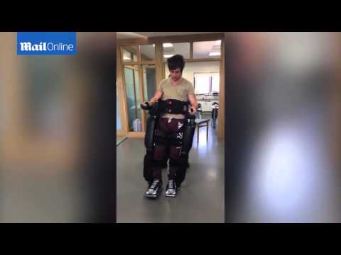 لحظة تمكن شاب مشلول من السير لأول مرة