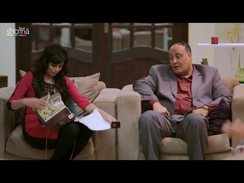 عروس تفتح علبة الحلويات بطريقة عجيبة