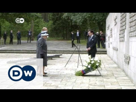 شاهد الملكة إليزابيث تزور معسكر بيرجن بيلسن النازي فى ألمانيا