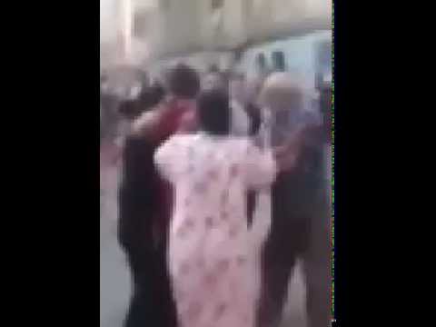 شاهد مشادة بين عدد من النساء تتحول إلى اشتباك بالأيدي