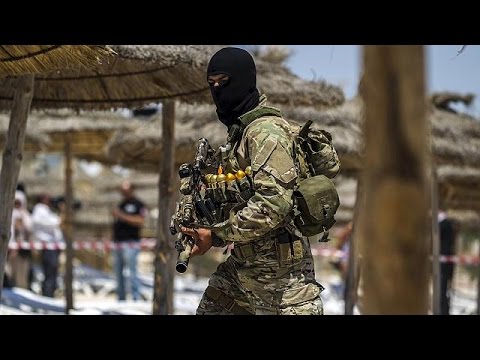 شاهد اعتقال أشخاص يشتبه في علاقتهم بمنفذ الاعتداء في مدينة سوسة