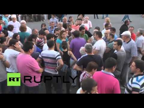 شاهد انشقاق المتظاهرين الأرمينيين إلى ساحة الحرية وسط يريفان