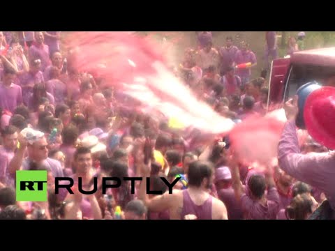 بالفيديو آلاف الإسبان يحتشدون للمشاركة في معركة الخمور